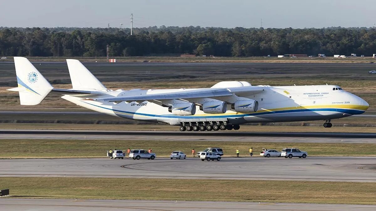 Мрия сравнения. Ан-225 мрия кабина. Боинг 225. Ан 124 и ан 225. Самолет мрия ан-225.