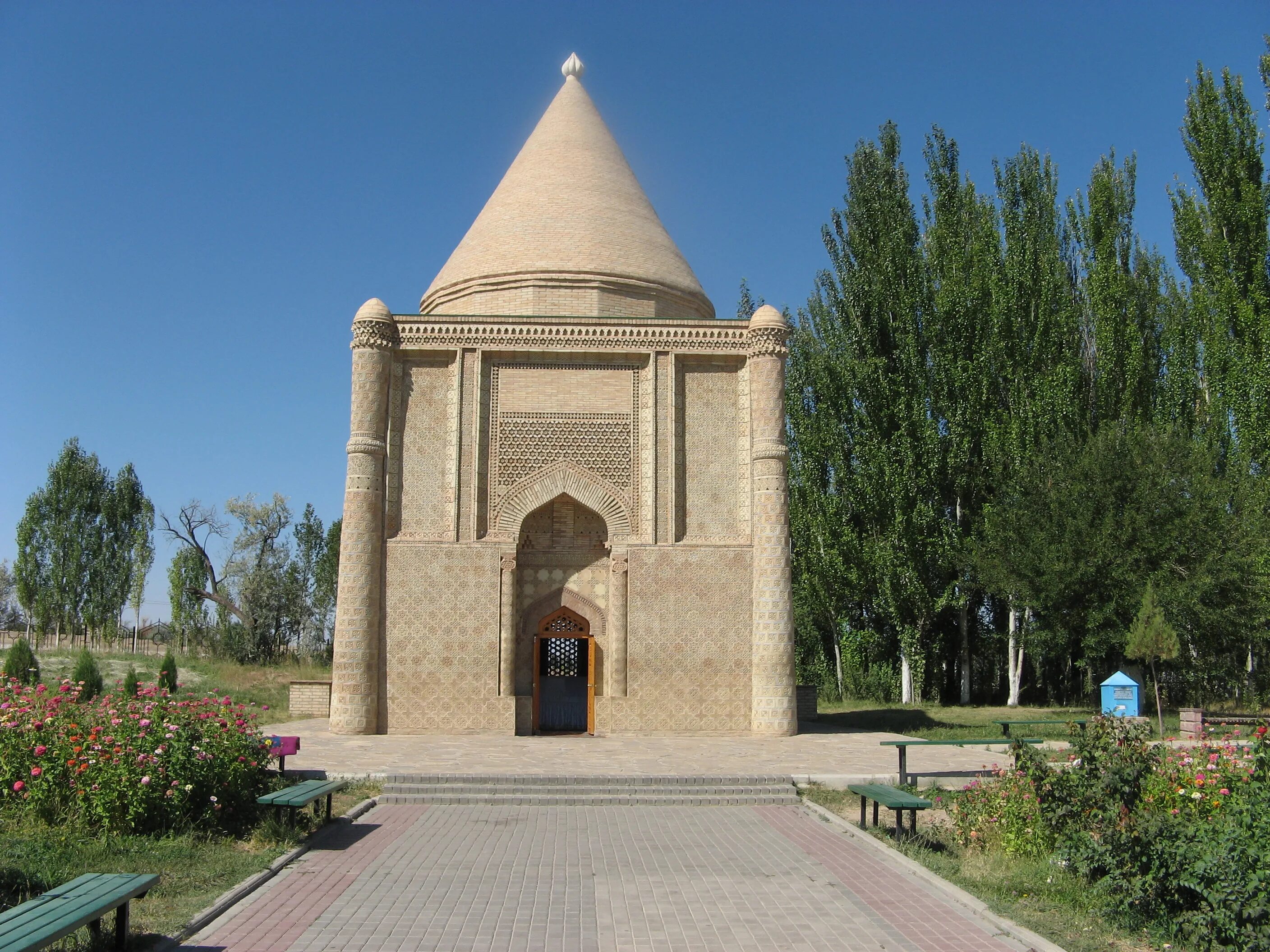 Мавзолей Карахана Казахстан. Мавзолей Карахана Туркестан. Айша-Биби мавзолеи Казахстана. Чолпон Ата мавзолей.