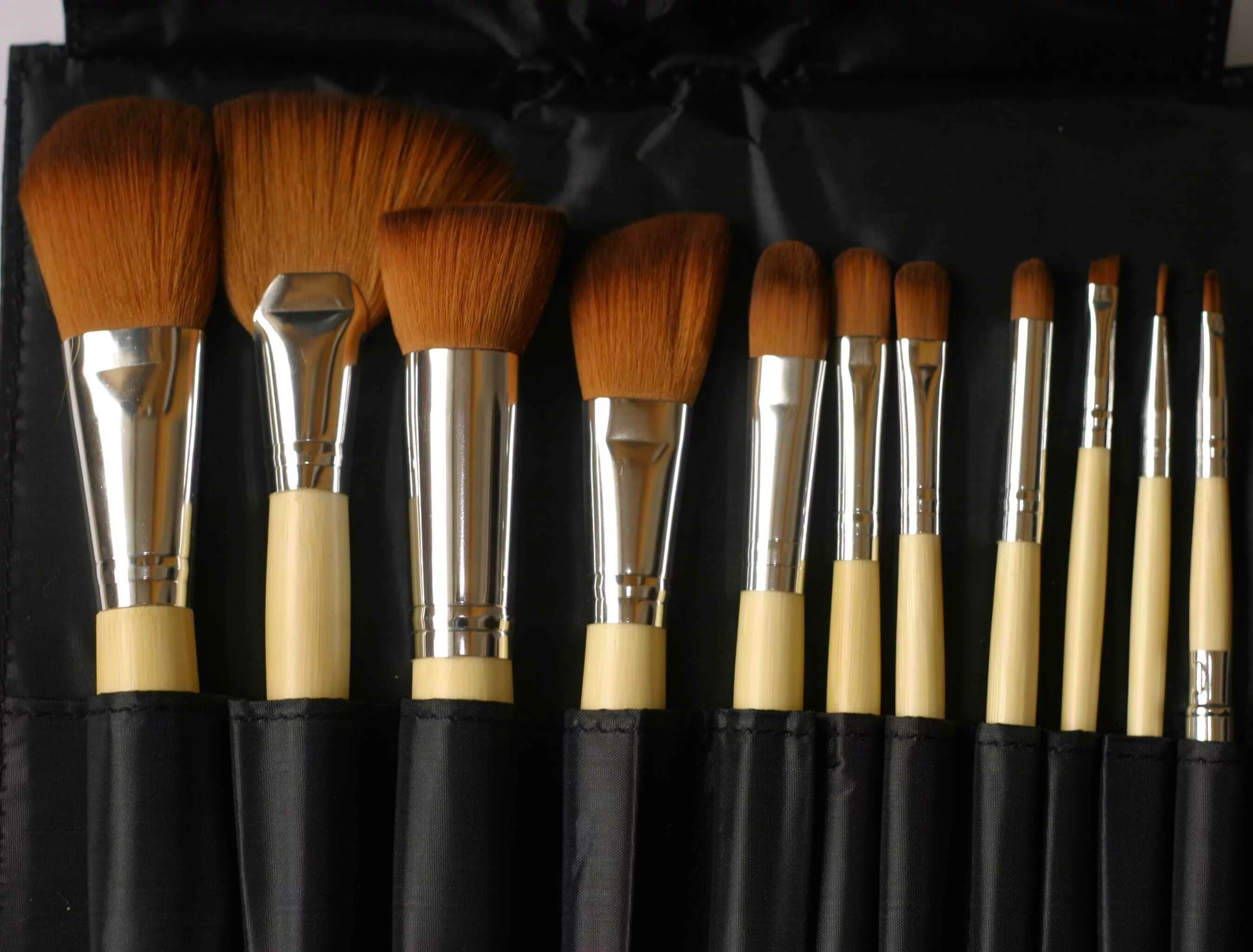 Кисть с пудрой внутри. Кисти оптом. Флейц. Кисти маляр. Кисть плоская 25 мм натуральная щетина деревянная ручка.