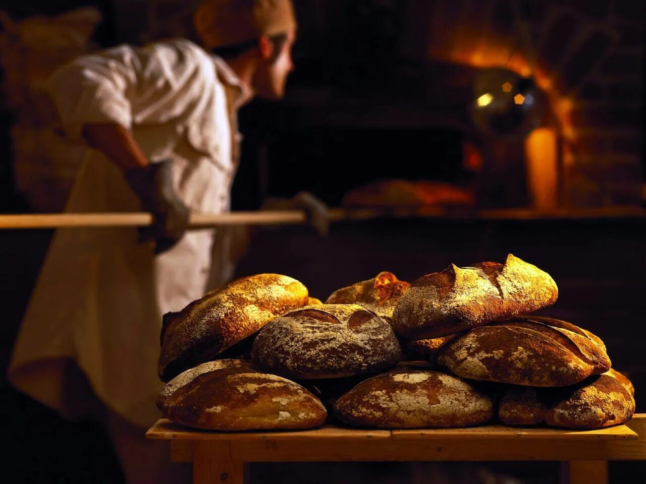 В риме умевший печь хлеб раб. Хлебопекарня. Хлеб в печи. Печь для выпечки хлеба. Выпекание хлеба.