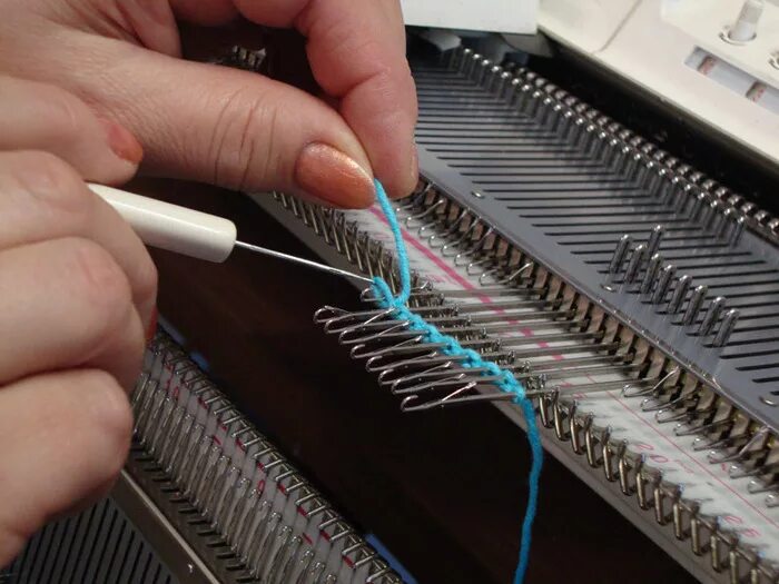 Вязаные вещи на вязальной машине. Вязание на вязальной машине. Иналса+ik-+828. Изделия связанные на вязальной машине. Резинка 1х1 бриошь.