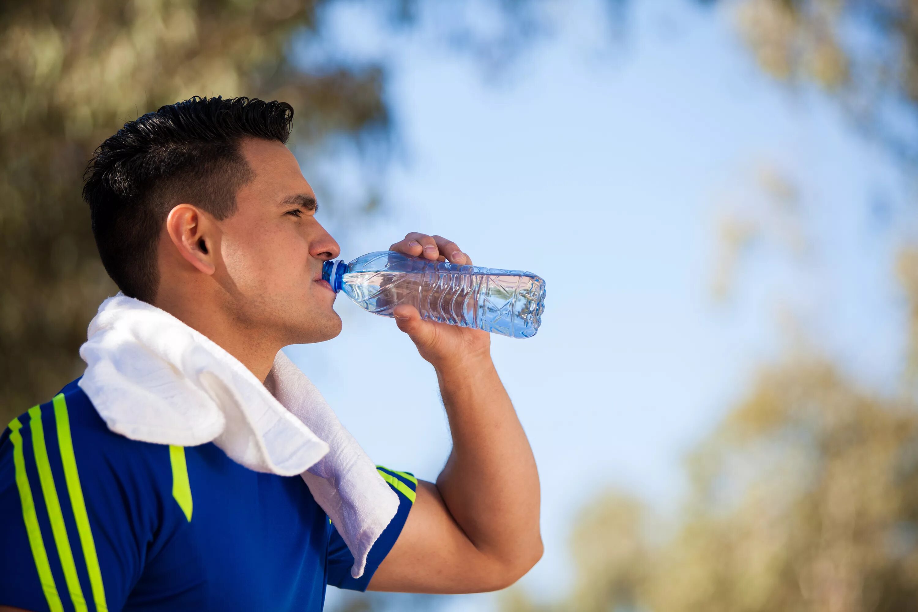 Питьевая вода на улице. Человек пьет воду. Спортсмен пьет воду. Мужчина пьет воду. Знаменитость пьет воду.