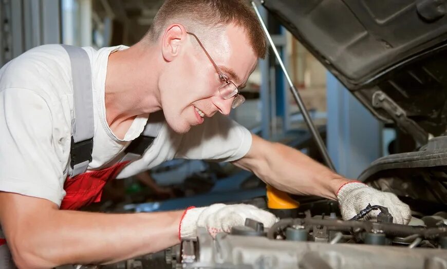 Механик сх. То автомобиля. Автомеханик на белом фоне. Car Repair. Техобслуживание силами исполнителя.