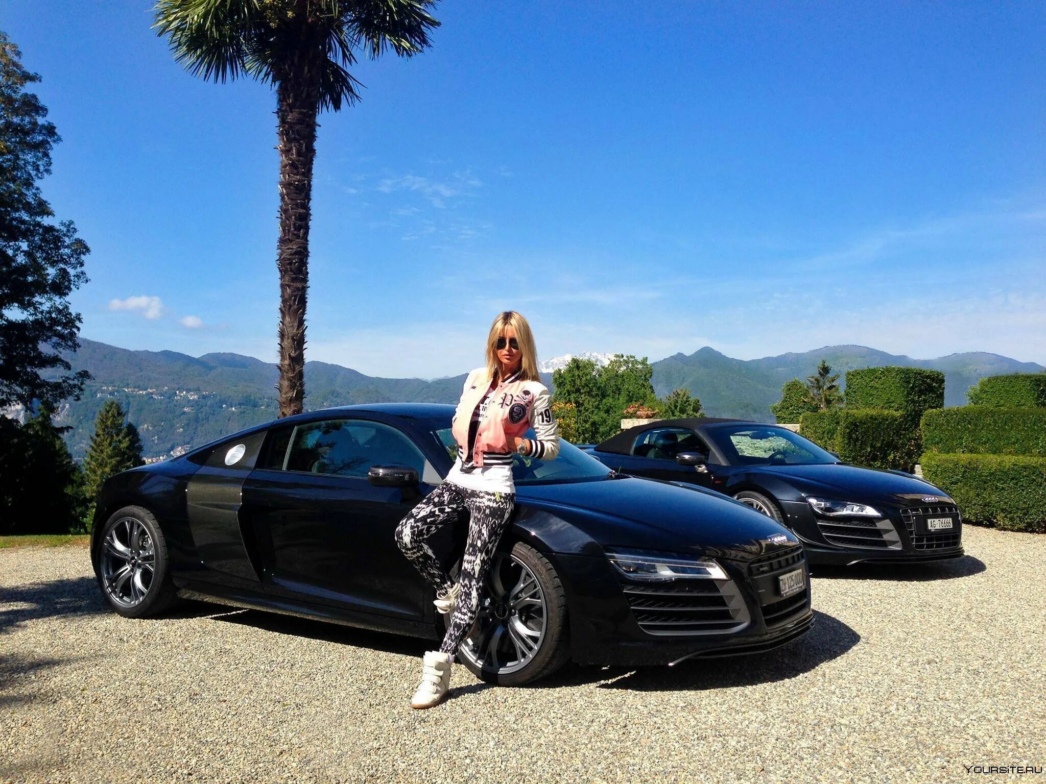 Фото на фоне машины. Блондинка возле машины. Богатая жизнь. Богатая девушка. Красивые фото на фоне машины.