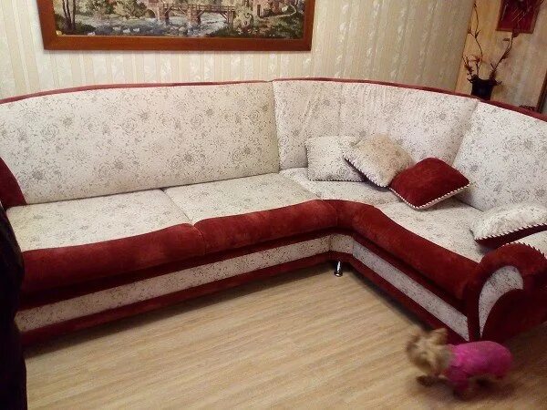 Перетяжка мебели йошкар ола. Угловой диван старый. перетяжка углового дивана. перетяжка большого углового дивана. перетяжка углового дивана с полками.