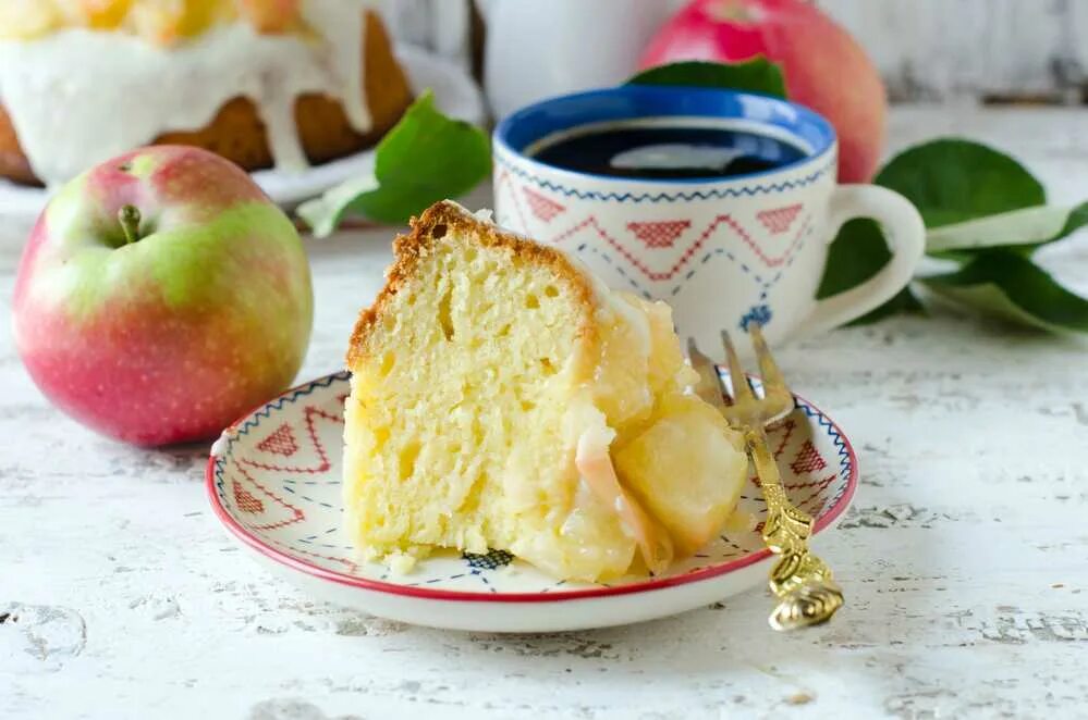 Три рецепта с яблоками. Чай и пирог с яблоками. чай с шарлоткой. яблочный пирог чай. чаепитие с яблочным пирогом.