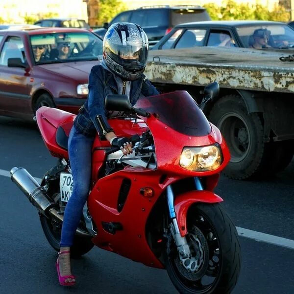 Блондинка в шлеме на мотоцикле фото Pin by ikepon on バ イ ク Girl Motorcycle girl, Biker babes, Biker girl