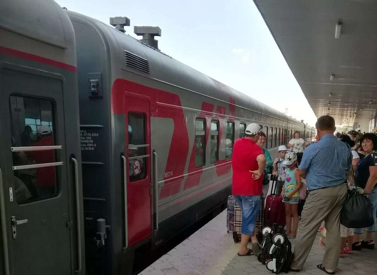 Туту поезд анапа. Поезд в Анапу. Поезд до Анапы. Поезд Москва Анапа. Фирменный поезд.