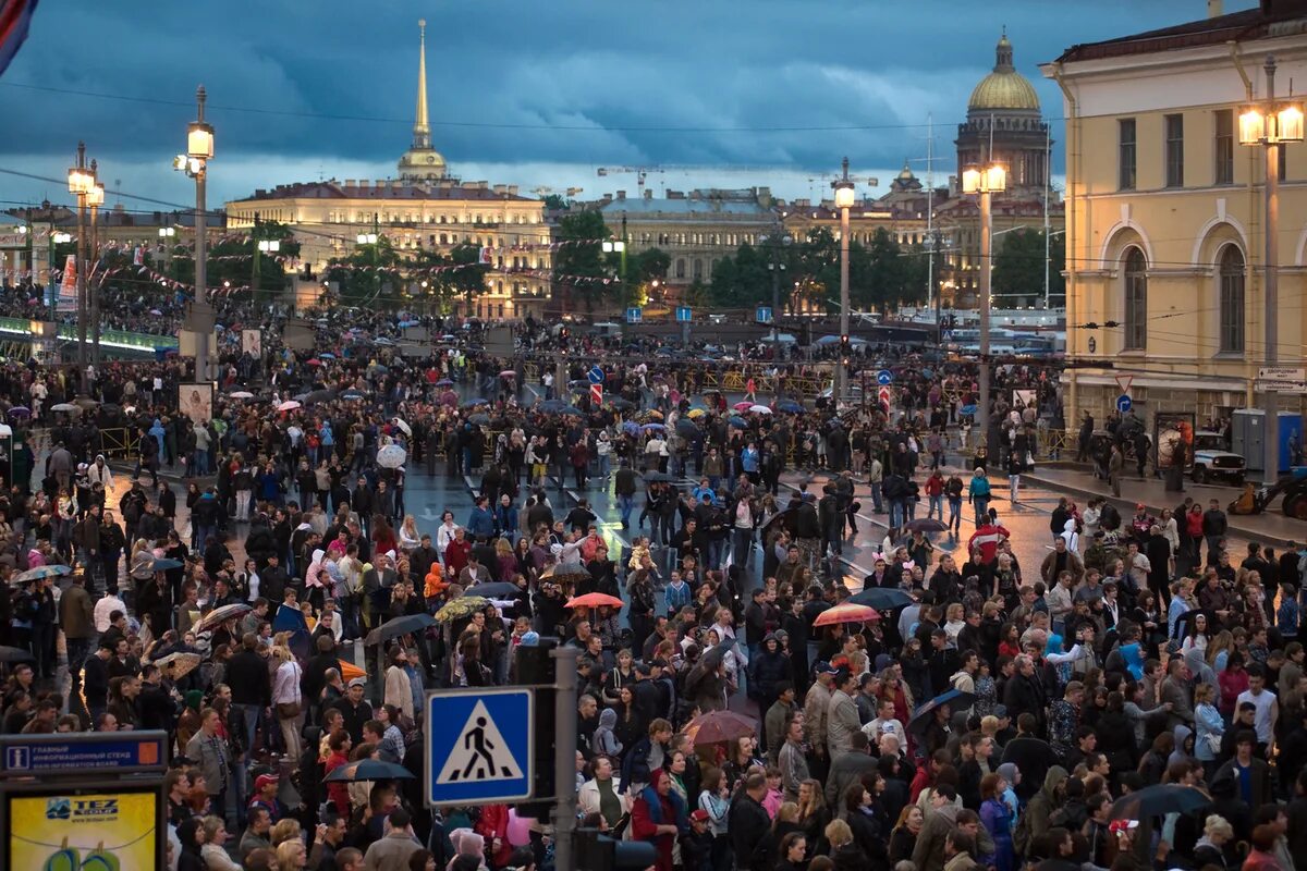 Санкт петербург численность населения 2024. Санкт-Петербург люди. Жители Санкт-Петербурга. Население СПБ. Толпы народа в Питере.