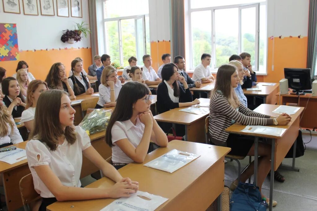 Старшеклассники за партой. Ученики старших классов за партой. Класс в школе старшеклассники. Средняя школа в России. 57 школа экзамены