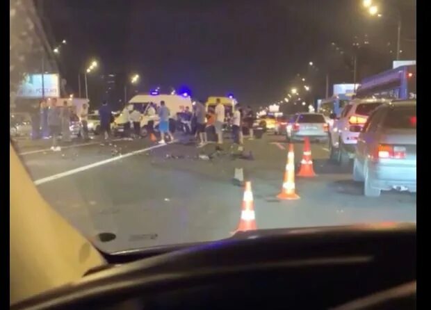 В москве унесло людей. Затопило улицу московская краснодар. Автомобиль унесло в море сочи. Затопило улицу московская краснодар. Потоп в москве.