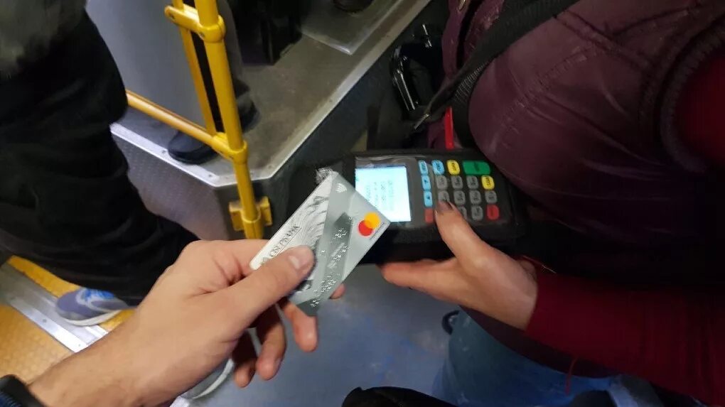 Как оплатить проезд через смс в алматы. Оплата при входе в автобус. безналичная оплата в автобусах сургут. оплата проезда тобольск. проездной на автобус в тобольске.