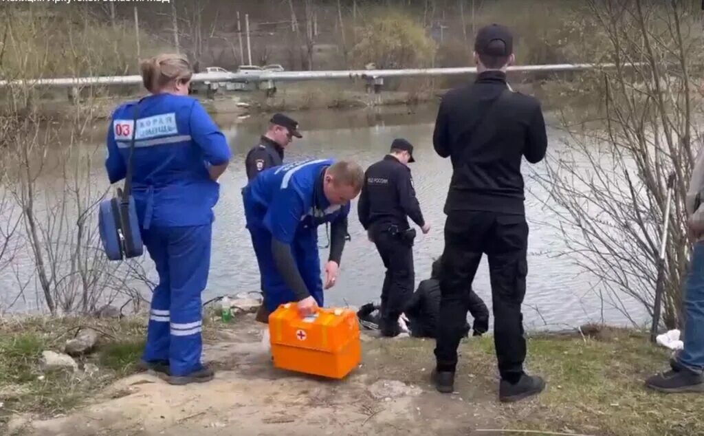 Канал спас сегодня иркутск. Водоемы Иркутской области. Спасение тонущего. Рыбак в Европе полиция.