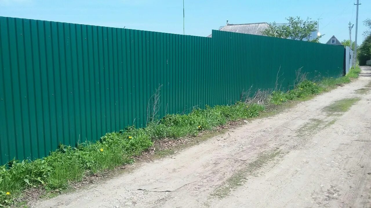 Кто в благовещенске строит заборы. Забор из профлиста с кирпичными столбами и откатными воротами. Забор из профнастила изнутри. Забор цвет шоколад. Забор из металлопрофиля.