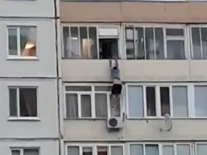 Скинули с балкона