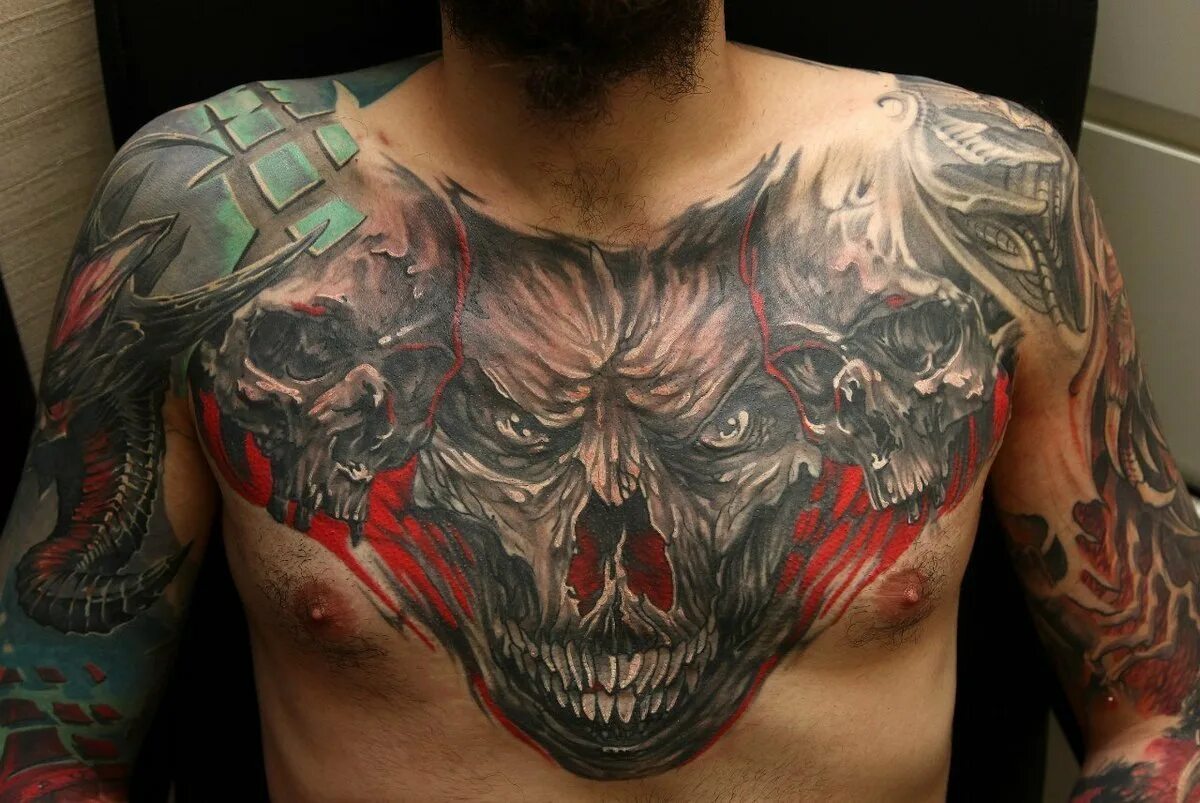 Тату на груди мужские. Татуировка на грудине. Тату на груди. Татуировка на грудине. Красивые мужские тату на груди.