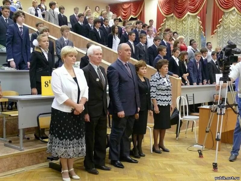 школа номер 22 королев. платье королевы в школе. 16 школа королев. школа 5 королев выпуск 2017. королев лучшие школы королева.