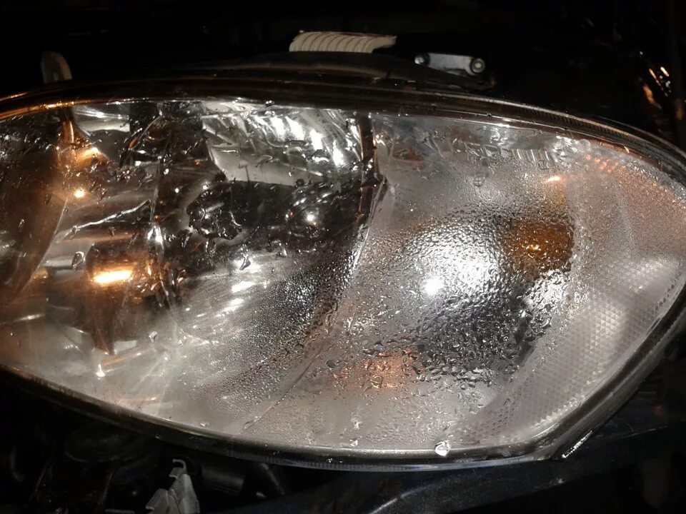 Запотевают фары изнутри что делать. Запотевание фар туарег nf. Фара от машины. Колпачок внутри фары. Фара.