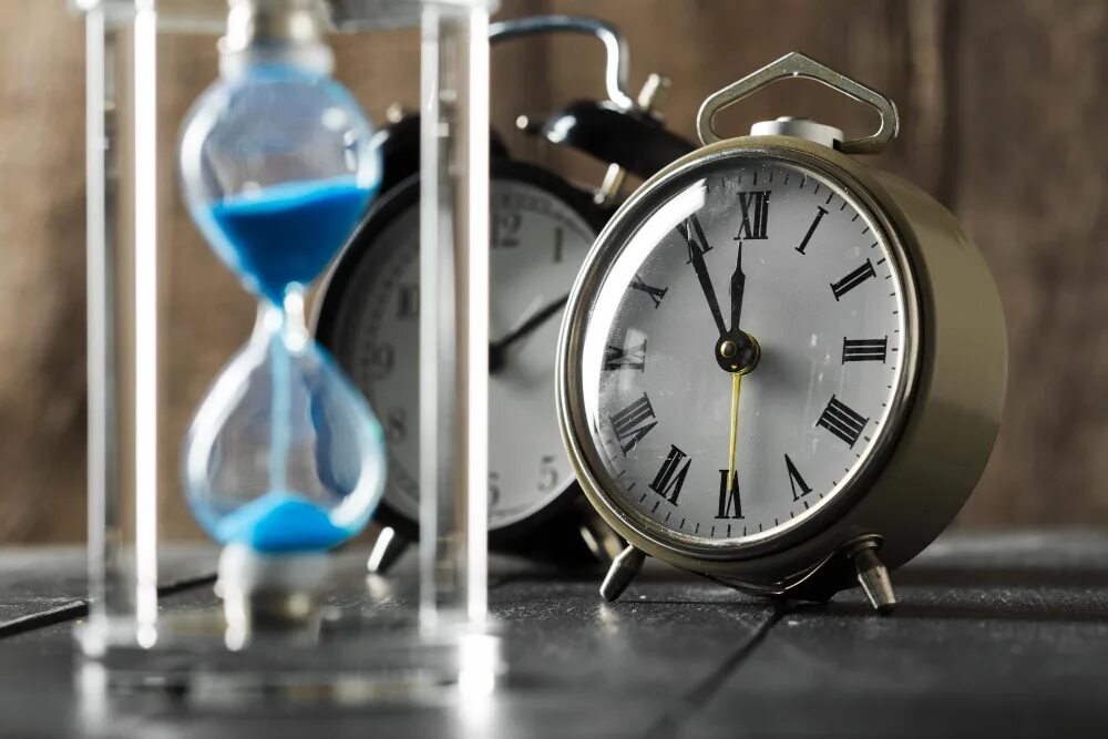 Time is passing by. А время уходит. Грязные часы. Фон время. Игра тайм песочные часы.