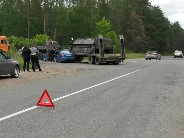 Что на брянской границе с украиной сегодня. Военная техника в Брянской области. ДТП Брянск Клинцы Военная техника. ДТП Клинцы Брянской области. Авария с военными в Брянской области.