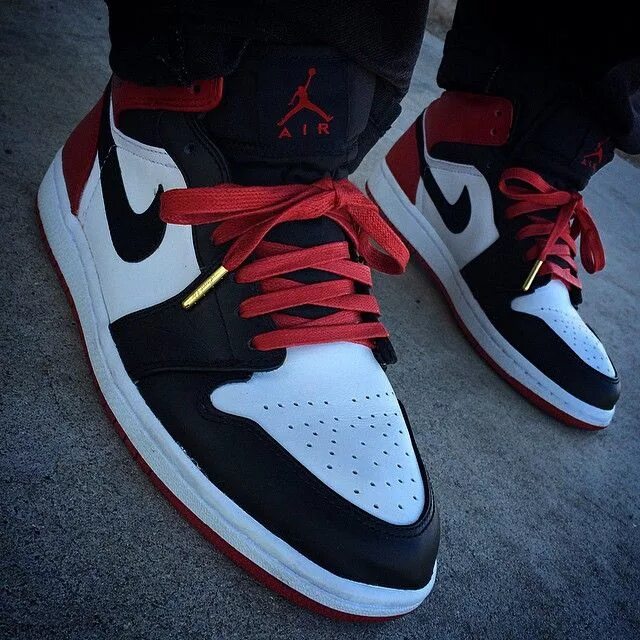 Nike air jordan 1 шнуровка. Nike air jordan 1 chicago. Завязка джорданов. Air jordan 5 retro raging bull red. Шнуровка nike jordan 1.