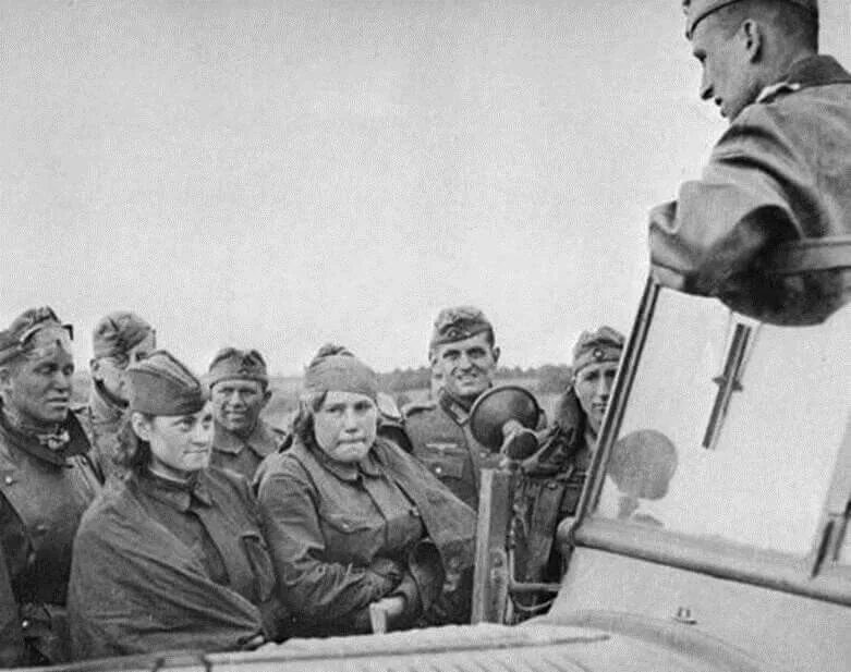 Армия вермахта в 1941 году. Военнопленные женщины РККА. Военнопленные женщины 1941. Пленные красноармейцы женщины 1941. Пленные советские женщины.