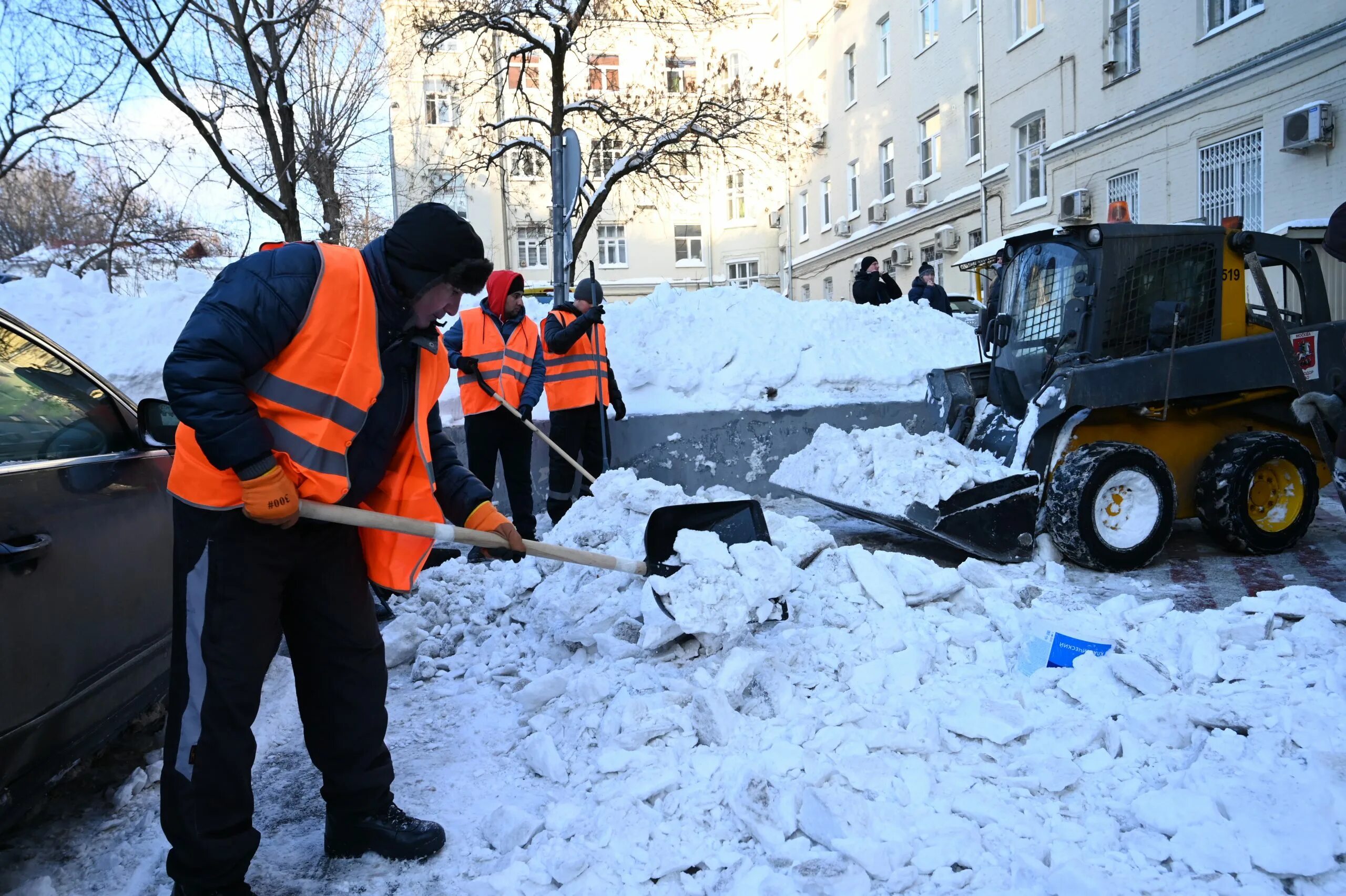 Уборка зимнего. Уборка снега. уборка снега во дворах. уборка снега в москве. зимняя уборка территории.