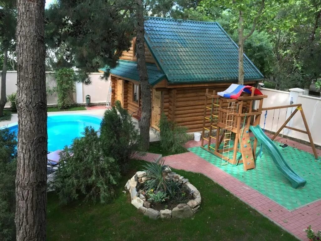Дом в соснах. Сосны адлер кафе. Абхазия пицунда кипарисовая аллея. Гостевые дома сосновый. Гостевой дом сосновый бор севастополь.