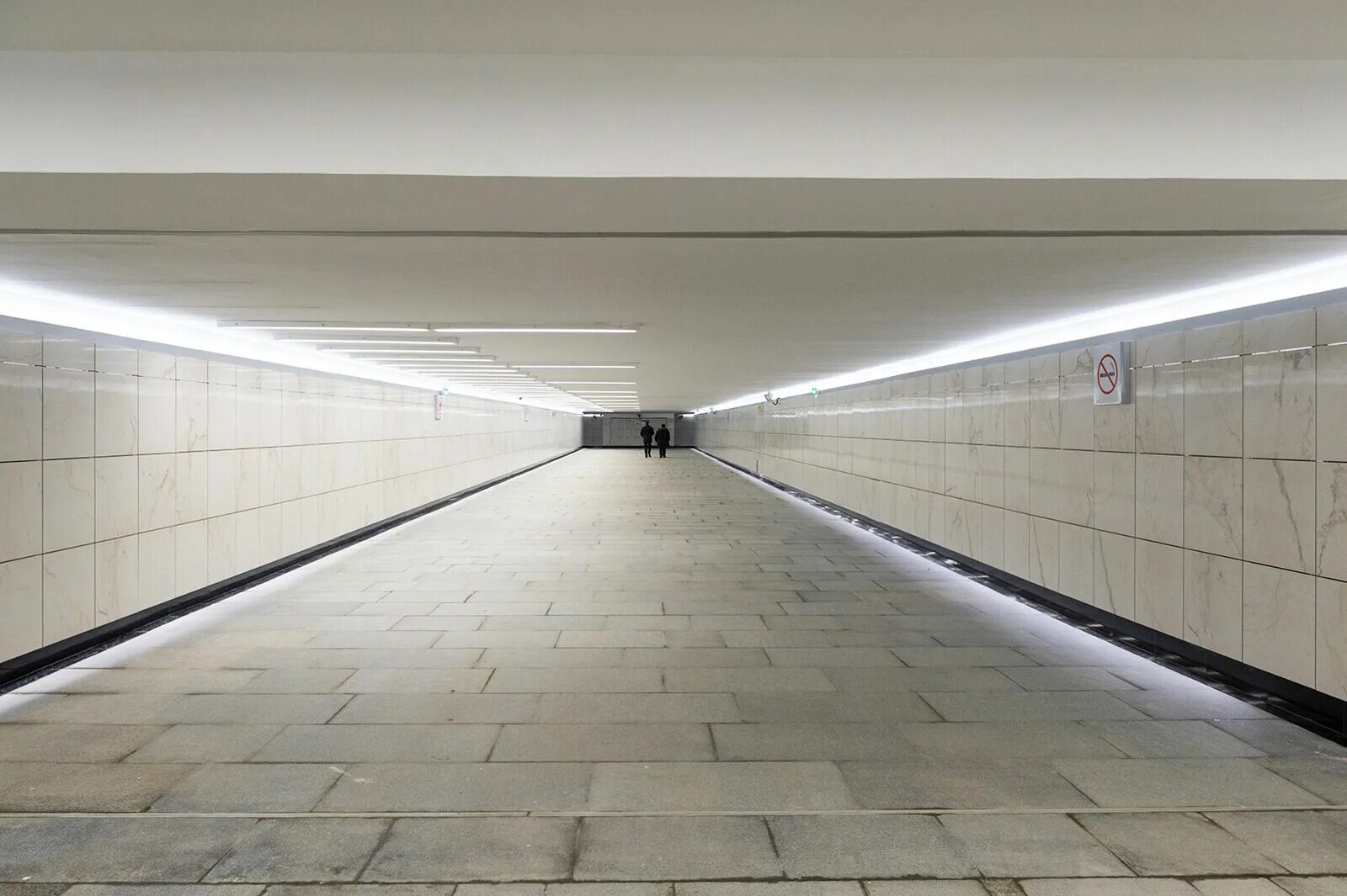 Самый длинный переход. Пешеходный тоннель. Подземный переход. Пустая станция метро. Подземный пешеходный тоннель.