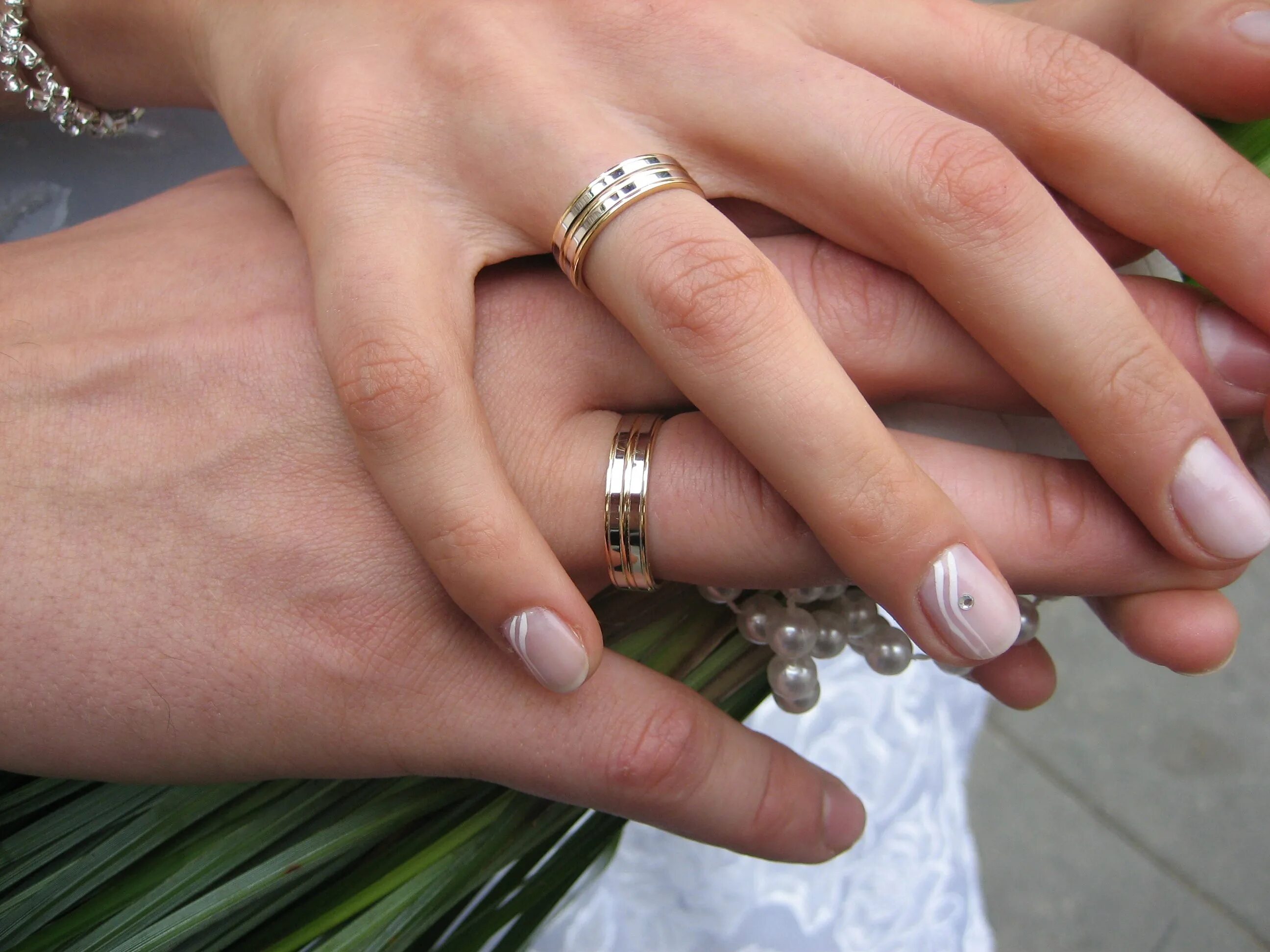 Обручальное кольцо на какой руке носят мусульмане. Обручальное кольцо на пальце. Необычные Свадебные кольца. Обручальные кольца на руках. Красивые обручальные кольца на руках.