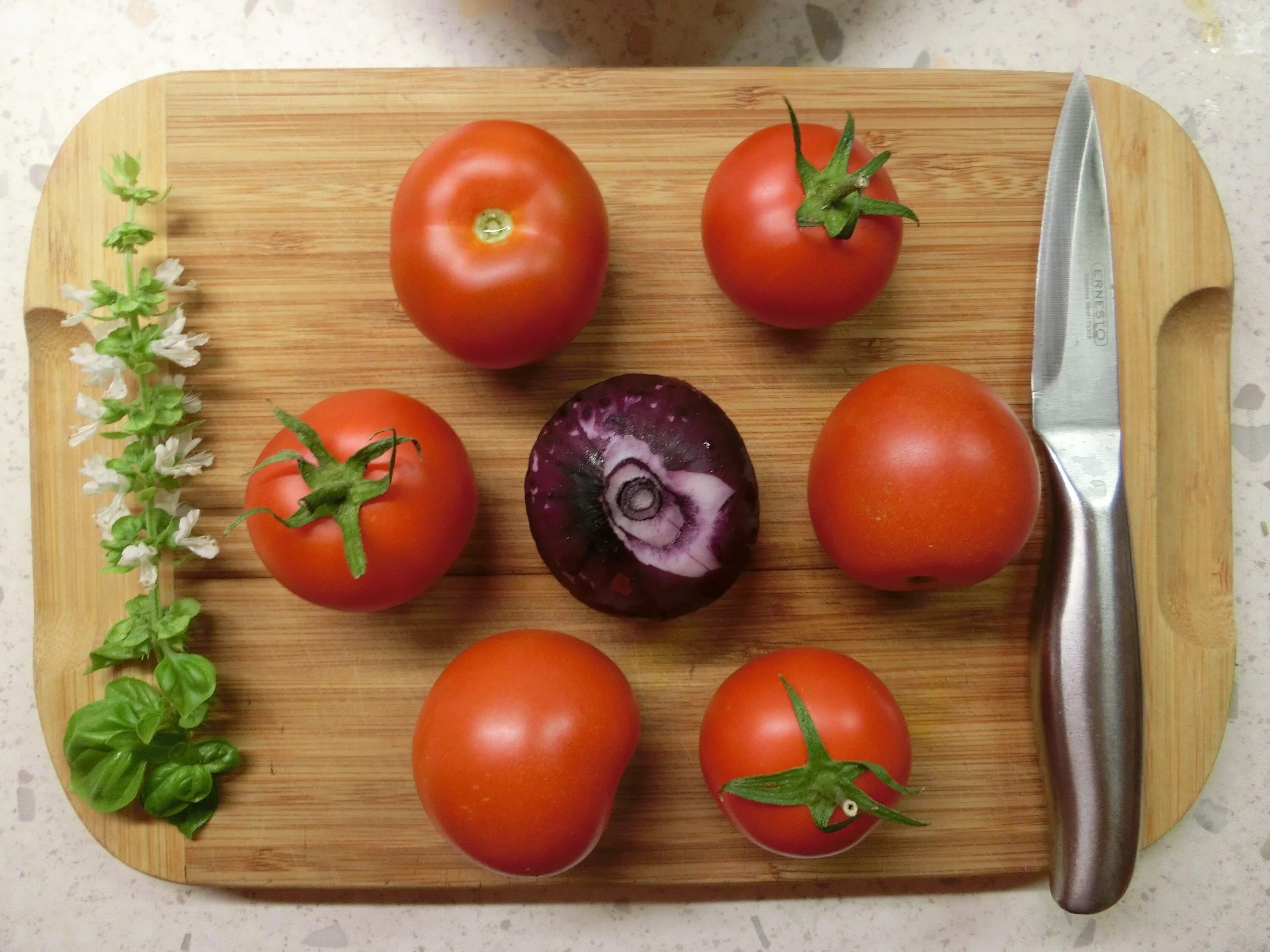 Tomato and onion and. Овощи помидор. Помидоры с луком. Томаты с луком. Помидоры на грядке.