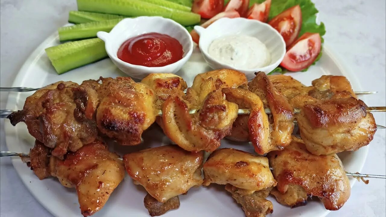 Куриные бедра филе шашлык. Куриный шашлык мариновка. бедро куриное шашлык. шашлык из куриного бедра. шашлык куриный из филе бедра.