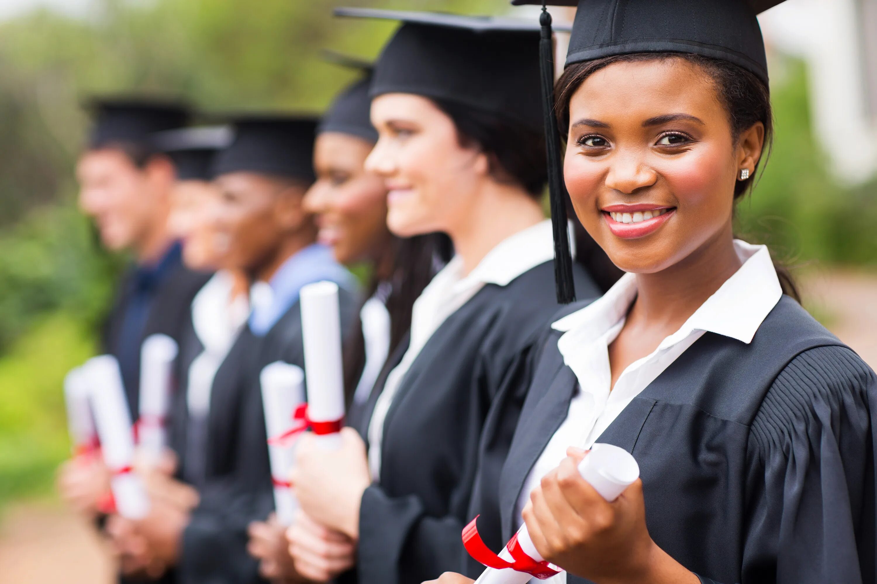 Graduating student is. Выпускник вуза. Выпускники иностранцы. Шапки студентов выпускников. Зарубежные вузы.