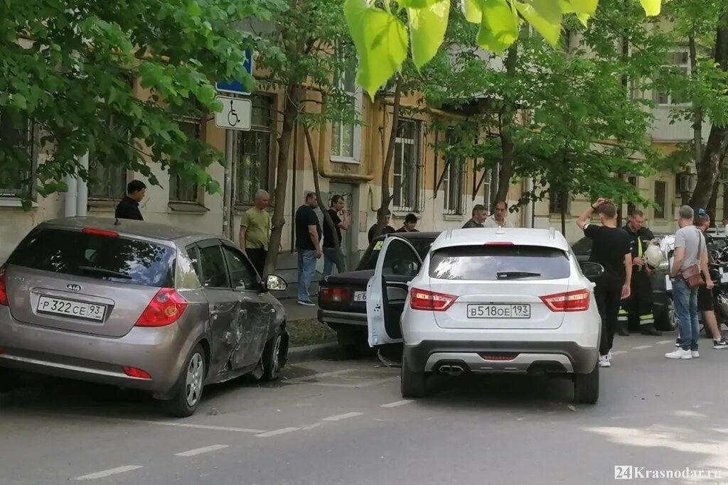Авария в краснодаре сейчас. Краснодарский трамвай авария. Авария зиповская московская краснодар. Авария в краснодаре на московской улице. Дтп краснодар московская.