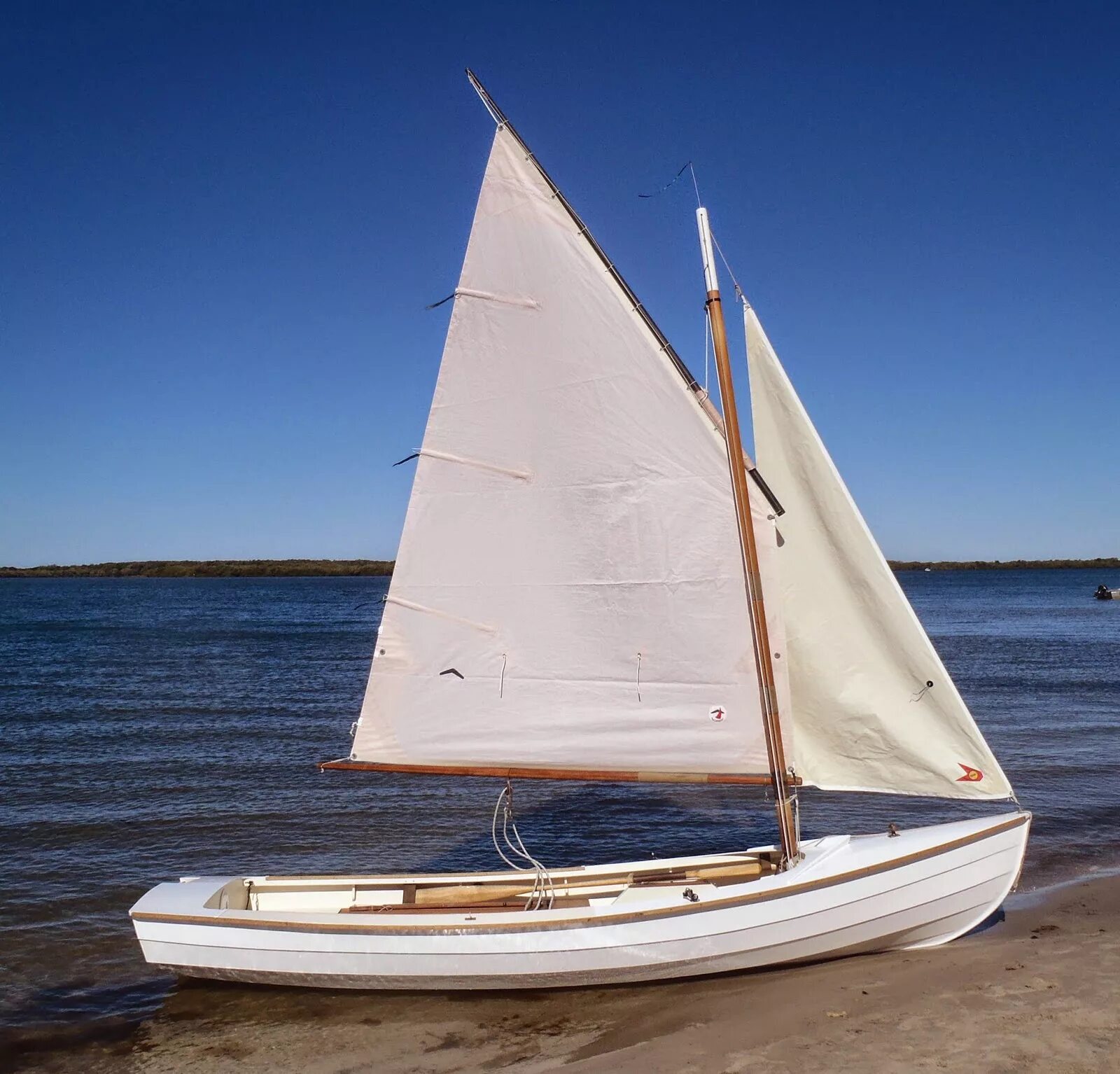 Sunfish sailboat. Дифферент яхты. Small boat. Small boat. Кэтбот.
