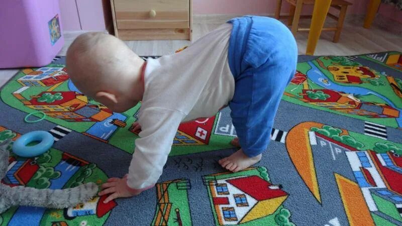 Тренировка ребенка ползать. Ползание ребенка в 7-8 месяцев. Почему ребенок не ползает в 8 месяцев. Почему ребенок не ползает в 8 месяцев. Когда дети начинают ползать.
