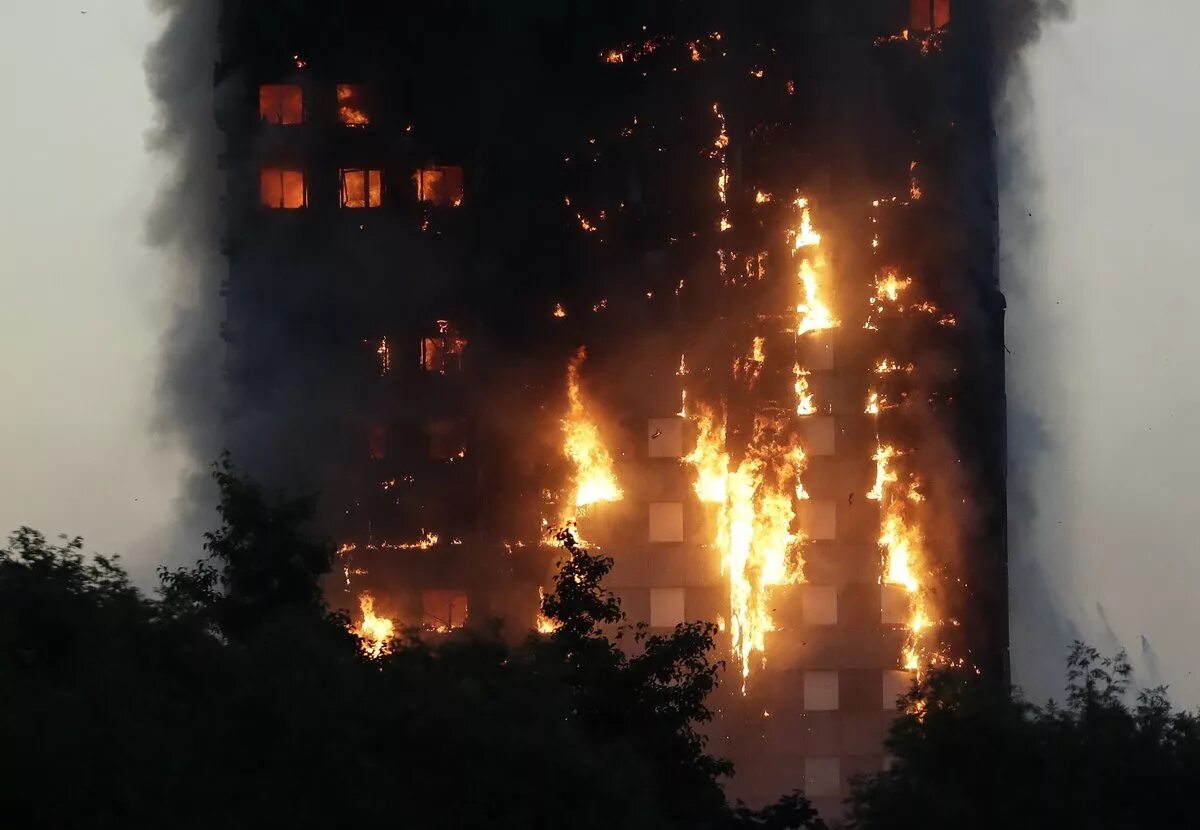 Сгорела многоэтажка. Пожар в здании Grenfell Tower в Лондоне. Гренфелл Тауэр пожар. Пожар в Лондоне многоэтажки. Пожар в Лондоне 14 июня 2017.