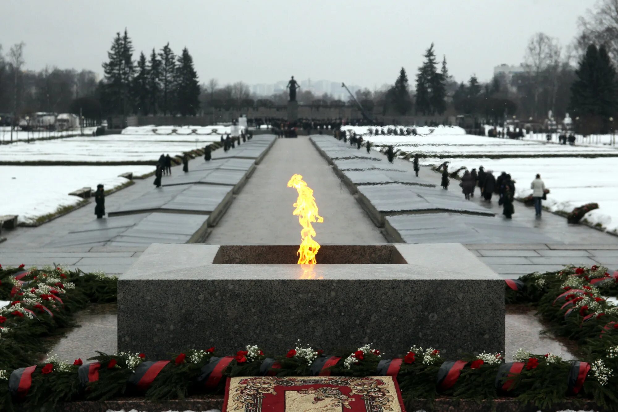 Огонь блокады. Пискаревское кладбище блокада ленинграда. вечный огонь ленинград пискаревское кладбище. вечный огонь на пискаревском кладбище. пискарёвское кладбище в ленинграде.