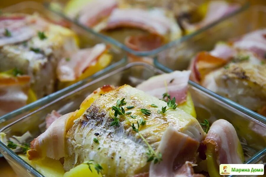 Треска с картошкой в духовке самый вкусный. Треска в беконе. треска с картошкой в духовке. треска запеченная с картофелем. филе трески в беконе.