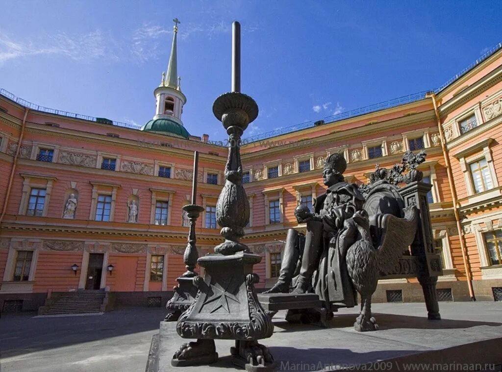 Павел 1 памятник в спб. Михайловский замок памятник павлу. Памятник павлу i в михайловском замке. Михайловский дворец памятник павлу 1. Памятник павлу 1 в михайловском замке.