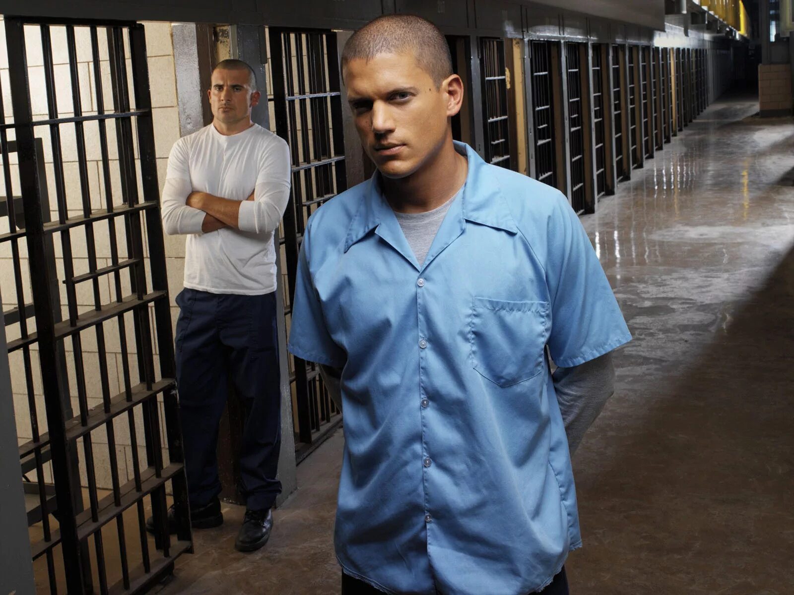 Мужик сбежал из тюрьмы. Побег Prison Break. Темный коридор тюрьмы Вентворт.