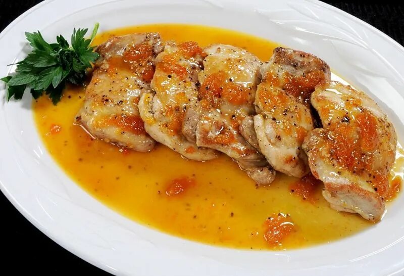 Бедро куриное с гарниром. Бедро куриное в маринаде. Курица с подливкой. Куриные бедра с подливкой. Куриные бедра с подливкой.
