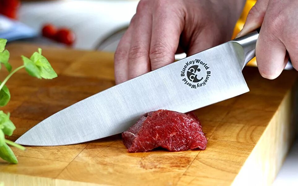 Нож для нарезки мяса. Острый кухонный нож. Широкий кухонный нож. Колоть ножом