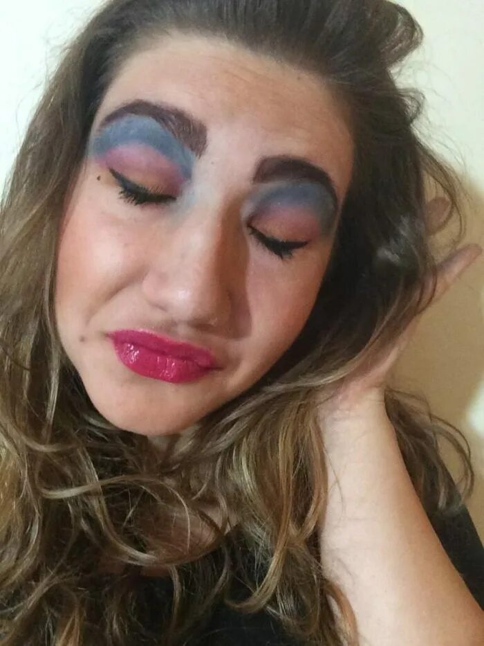 Накрашенная девушка. Серно наерагенные гдазп. Некрасивый макияж девушек. Стремный макияж. Страшная женщина с макияжем.