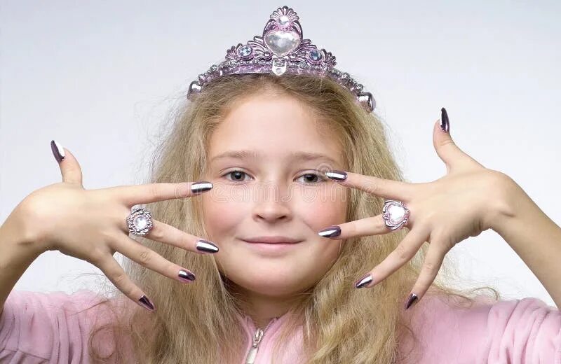 Можно детям наращивать ногти. Маникюр для девочек. Длинные ногти для детей. Детские ногти длинные. Наращивание ногтей для детей 11 лет.