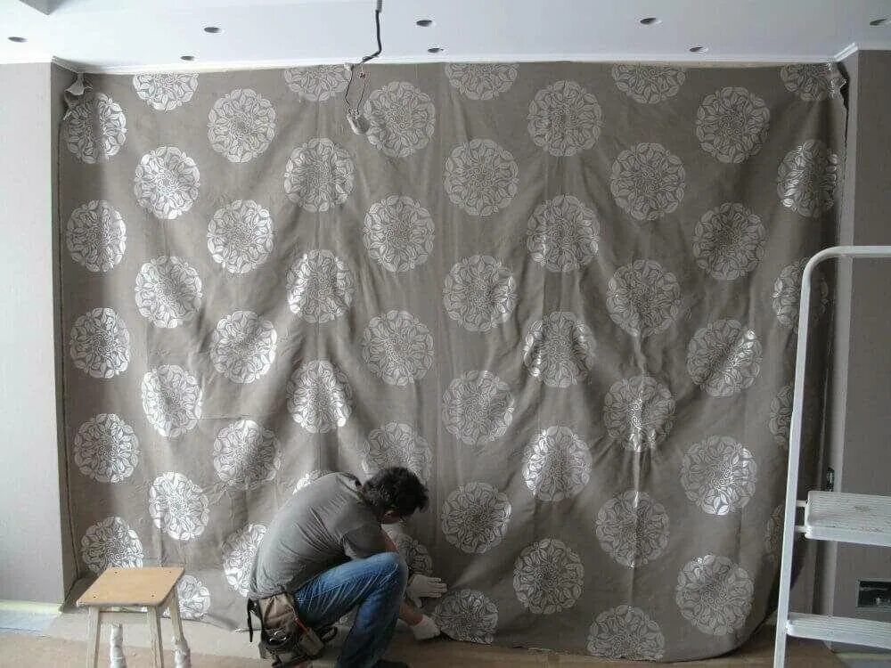 Чем можно закрыть обои. Тканевая драпировка стен. Декорация стен тканью. Декорирование стен тканью. Декоративная ткань на стену.