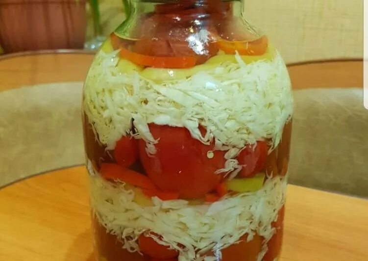 Маринованные помидоры с капустой. Помидоры с капустой без. Помидоры с капустой. Помидоры с капустой. Капуста с помидорами на зиму.