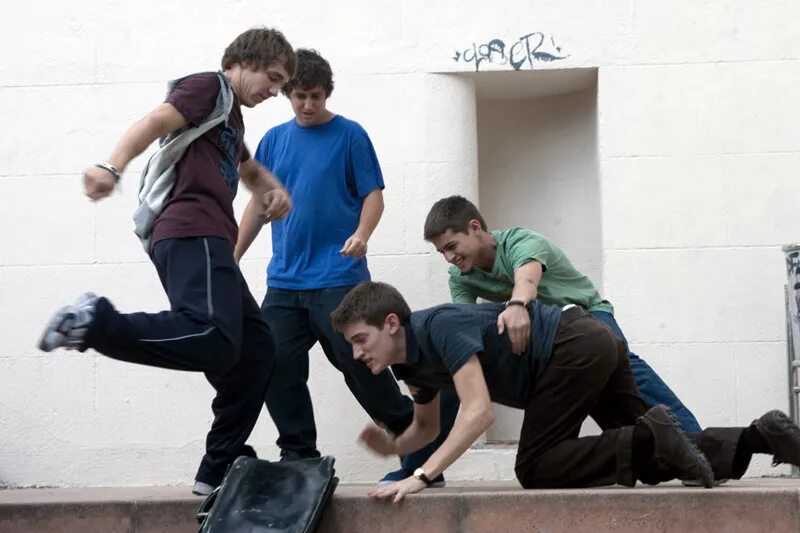 Парень издевается в школе. Буллинг в школе. Класс фильм 2007 йозеп и каспар. Фильмы про буллинг в школе. Школьный буллинг.