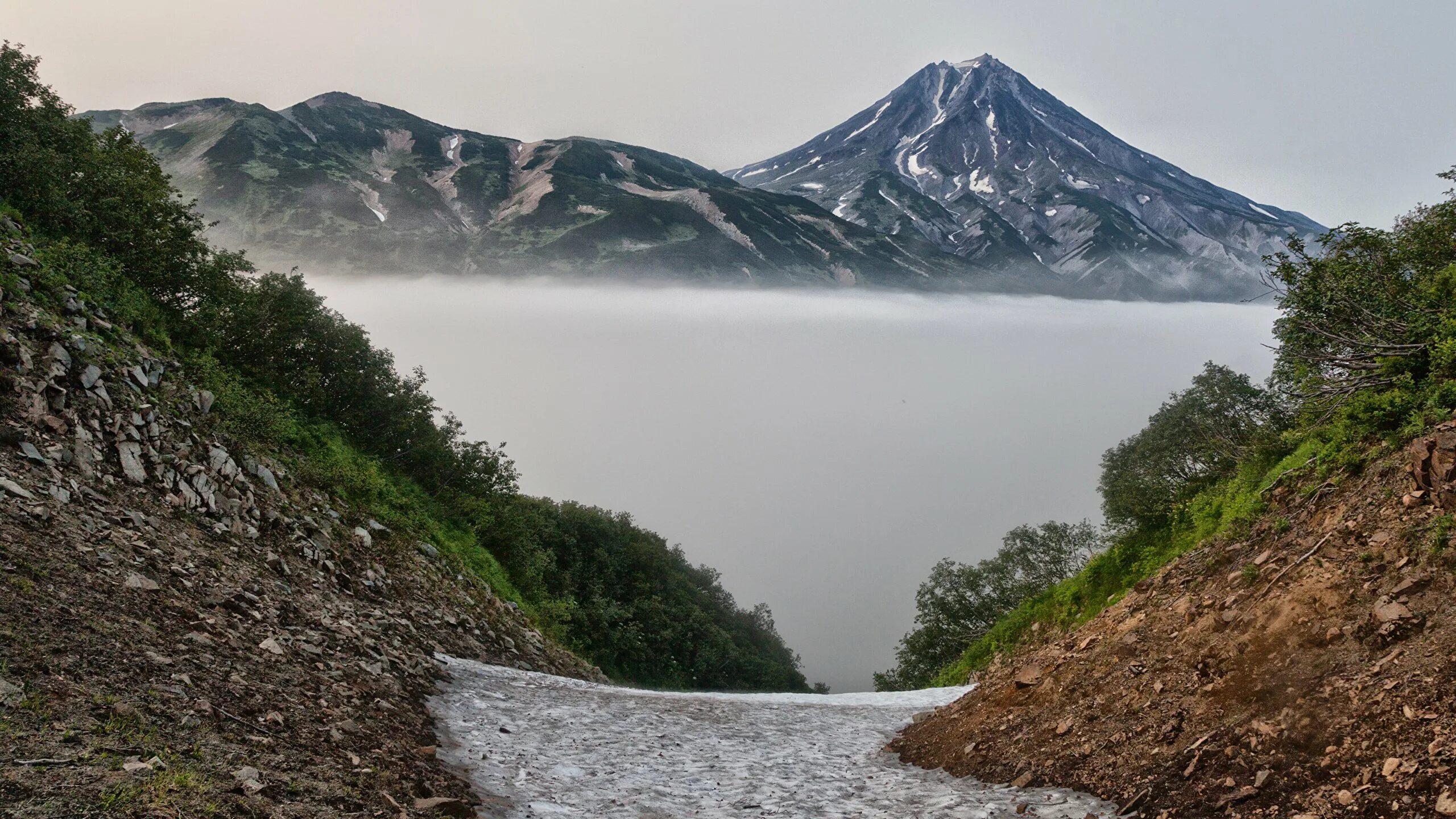 Уникумы камчатки. Вулкан кроноцкая сопка. Природа озера джека лондона в магаданской области. Самый большой остров россии. Горы сунтар-хаята.