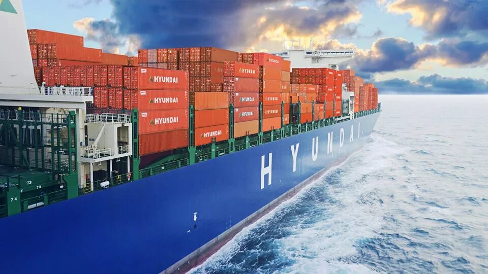 E shipping line. A. Контейнерная компания «cma cgm s. E shipping line. Подъемник контейнеров в порту.